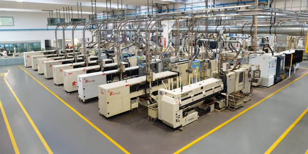 Reparto di produzione Eredi Baitelli con torni automatici Mori Say, Wickman, Schütte, Gildemeister, Hanwha e Tornos, gestiti da Pannelli PC per la massima efficienza industriale.